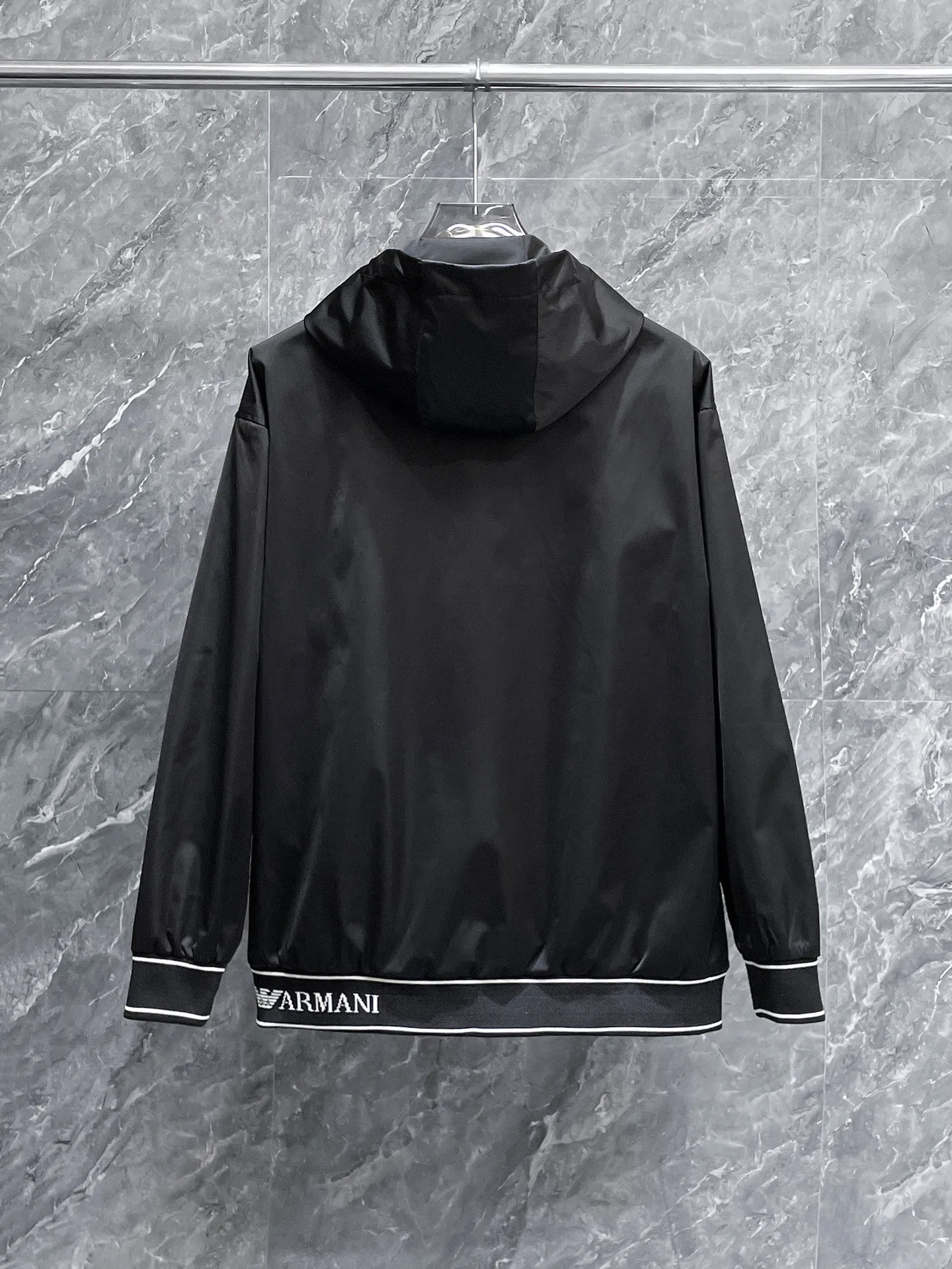 Armani official website Same Style, complete with three labels, on sale in advance. 2026 Autumn and Winter New Arrival men's jacket, Original with complete three labels, Premium version. Custom-made fabrics at the counter. Breathable, high comfort, impeccable details, brand element design concept, reflecting high quality. It feels delicate and soft, presents a casual cut, and has a great upper body shape. Sizes: M～3XL